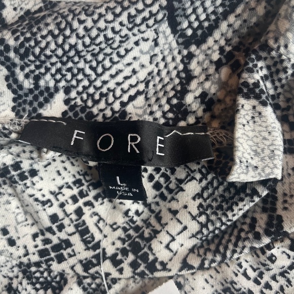 🌟 NWT FORE Grey Snake Print Mock Neck Long Sleeve Top Size Large - Picture 5 of 7